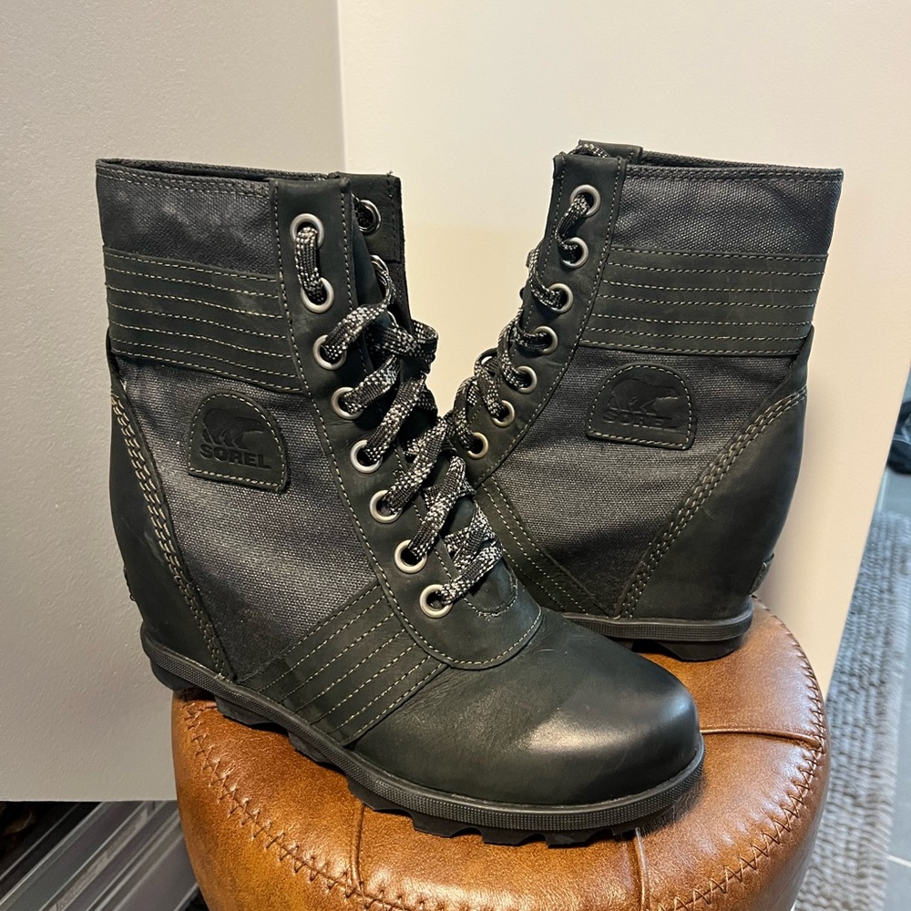 Sorel women’s Lexie wedge lace up bootie size 9